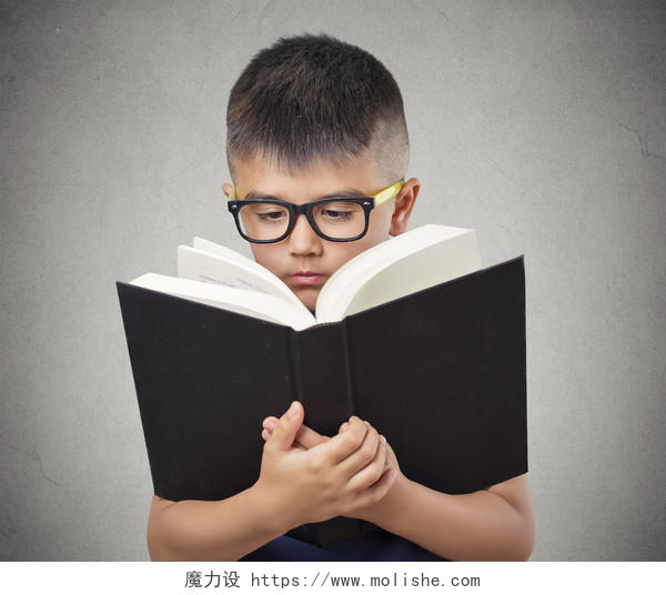 带着眼睛近距离看书男孩公益广告寓意注意关爱儿童视力读书分相会阅读世界读书日